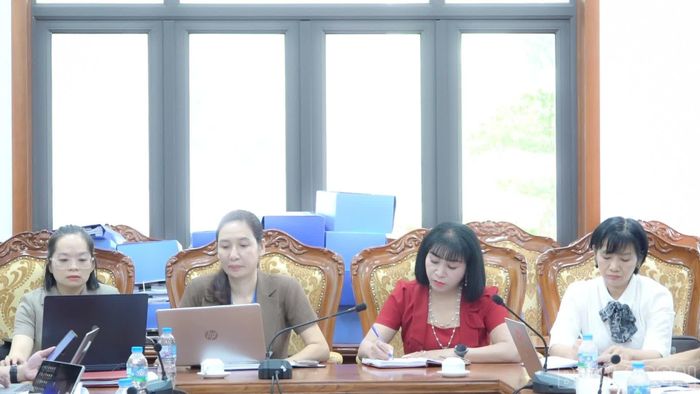 Các đại biểu xã Mậu A làm việc với Đoàn kiểm tra số 2 tỉnh Lào Cai về vận hành các cơ sở giáo dục sau sắp xếp.