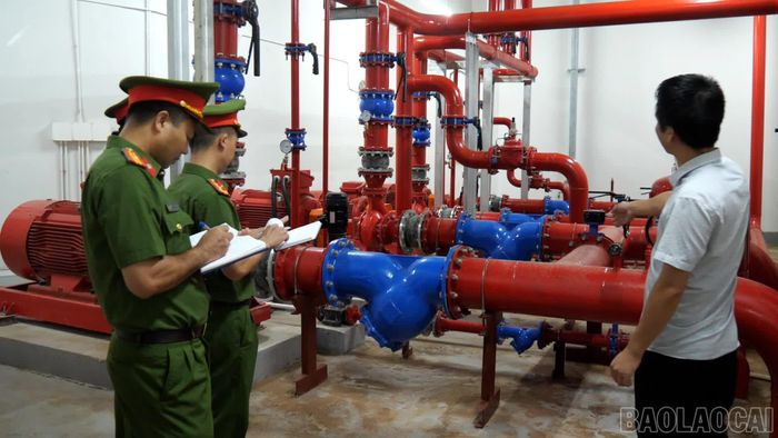 Lực lượng chức năng kiểm tra hệ thống phòng cháy, chữa cháy tại nhà cao tầng.