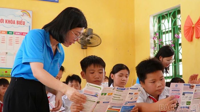 Bảo hiểm xã hội cơ sở tăng cường tuyên truyền chính sách bảo hiểm y tế cho học sinh.