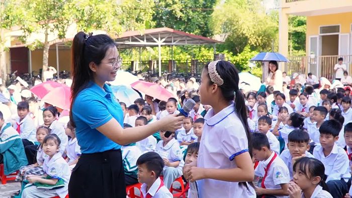 Học sinh tham gia giao lưu trả lời câu hỏi về bảo hiểm y tế.