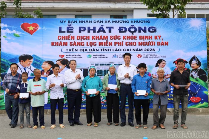 Đồng chí Nguyễn Thế Phước - Phó Bí thư Tỉnh ủy, Chủ tịch Ủy ban MTTQ Việt Nam tỉnh, trao quà cho các bệnh nhân có hoàn cảnh khó khăn tại chương trình khám sức khỏe, sàng lọc miễn phí năm 2026.