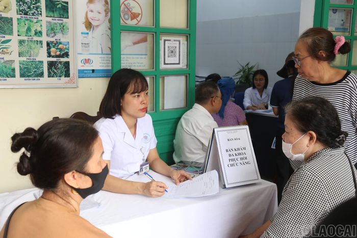Bác sĩ Bệnh viện Lão khoa - Phục hồi chức năng khám và tư vấn cho người cao tuổi.
