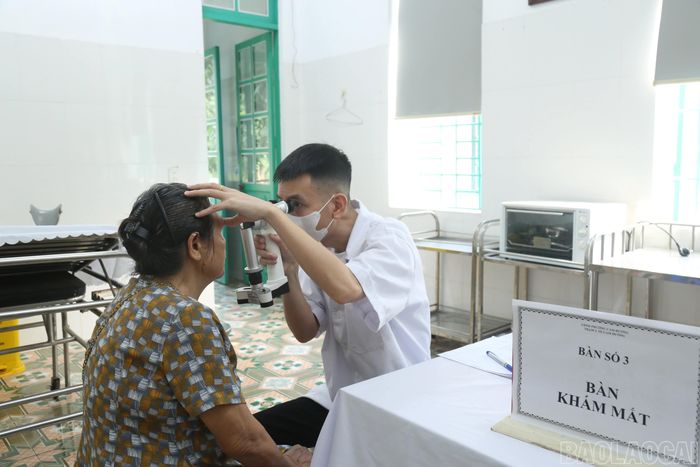Người cao tuổi được khám chuyên khoa mắt.