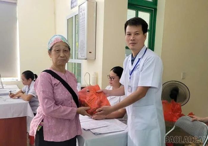 Nhiều phần quà được gửi đến người cao tuổi.