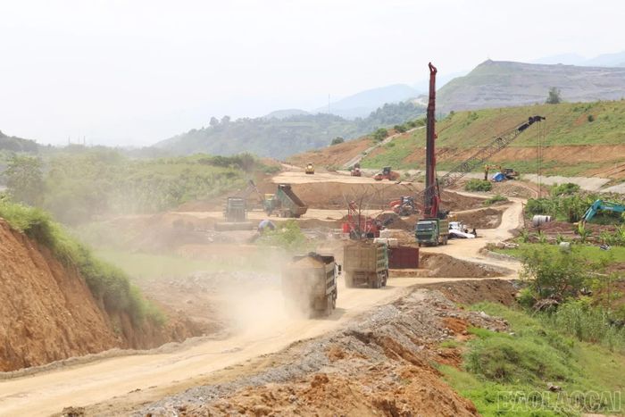 Các chủ đầu tư, đơn vị thi công tập trung tháo gỡ khó khăn, đẩy nhanh tiến độ các dự án sử dụng vốn đầu tư công.