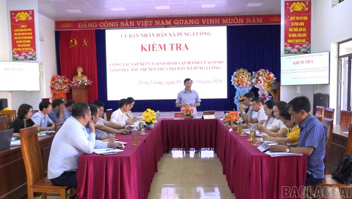 Quang cảnh buổi làm việc của Đoàn công tác của Sở Giáo dục và Đào tạo tỉnh Lào Cai với xã Púng Luông về việc vận hành các cơ sở giáo dục sau sắp xếp.