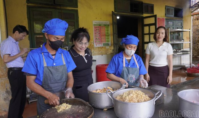 Đoàn công tác kiểm tra bếp ăn bán trú tại một cơ sở giáo dục trên địa bàn xã Púng Luông.