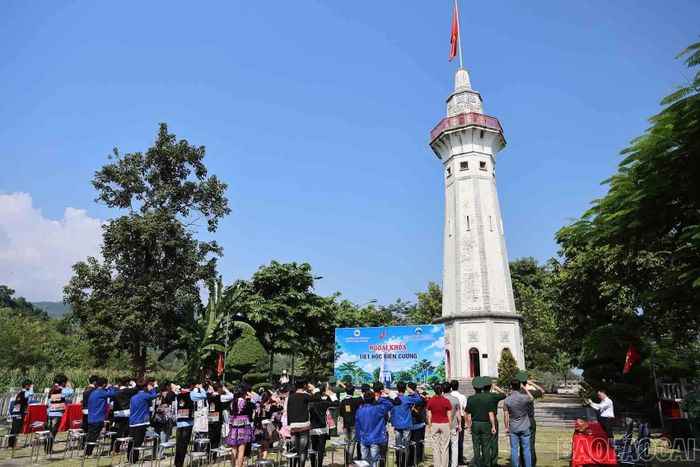 Lễ chào cờ dưới cột cờ Lũng Pô khép lại “Tiết học biên cương”, góp phần bồi đắp tình yêu quê hương và ý thức gìn giữ, bảo vệ biên giới cho học sinh.