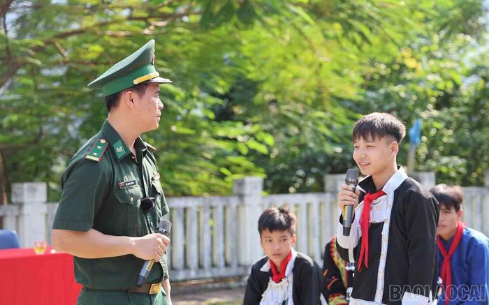 Đây là hoạt động phối hợp giữa Đồn Biên phòng A Mú Sung và nhà trường nhằm bồi đắp tình yêu quê hương, đất nước, giáo dục ý thức bảo vệ chủ quyền, an ninh biên giới cho học sinh.