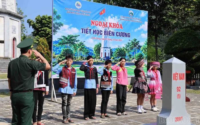 Trực tiếp truyền đạt nội dung tiết học, Trung tá Bùi Trung Thành - Chính trị viên Đồn Biên phòng A Mú Sung cho biết, bài giảng được chuẩn bị phù hợp với học sinh, kết hợp giải thích với giáo dục trực quan. Phần thực hành tuần tra, kiểm tra cột mốc được tổ chức theo hoạt động thường ngày của Bộ đội Biên phòng, giúp các em hiểu hơn nhiệm vụ bảo vệ chủ quyền biên giới mà cán bộ, chiến sĩ thực hiện ngày đêm.