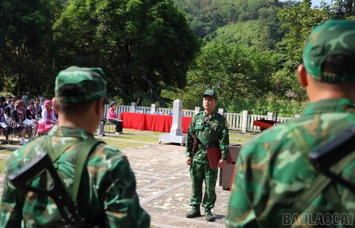 Đội mẫu thực hành phổ biến nhiệm vụ trước khi tuần tra, giới thiệu với học sinh về công tác chuẩn bị và tổ chức tuần tra của Bộ đội Biên phòng.