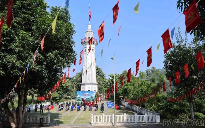 Dưới cột cờ Lũng Pô, nơi sông Hồng chảy vào đất Việt, học sinh Trường Phổ thông nội trú Tiểu học và THCS A Mú Sung tham gia “Tiết học biên cương”.