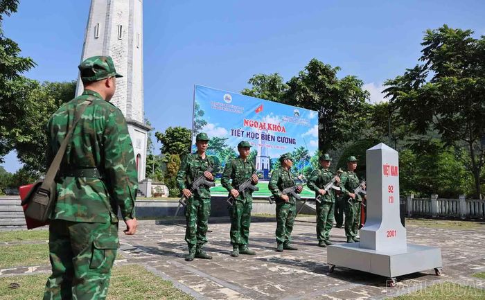 Bên mô hình cột mốc 92(1), cán bộ, chiến sĩ thực hành các bước tuần tra, kiểm tra mốc quốc giới.