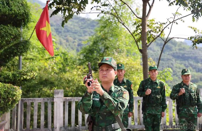 Bộ đội thực hành kiểm tra vũ khí trong phần giới thiệu công tác chuẩn bị trước mỗi chuyến tuần tra biên giới.