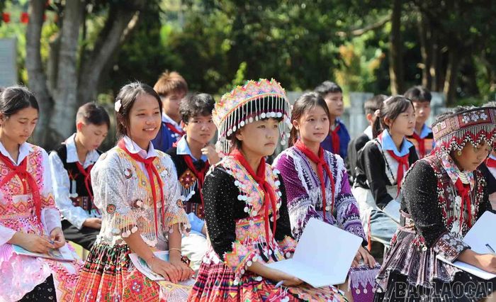 Với con em đồng bào dân tộc thiểu số đang học tập tại ngôi trường nội trú vừa hoàn thành, được Đảng, Nhà nước đặc biệt quan tâm đầu tư, "Tiết học biên cương" giúp gắn kiến thức trên lớp với thực tế địa bàn nơi các em sinh sống. Trong sắc màu trang phục dân tộc, các em chăm chú nghe giới thiệu về biên giới quê hương.