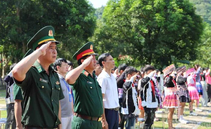 Cán bộ, chiến sĩ Bộ đội Biên phòng, thầy cô giáo và học sinh trang trọng hướng về lá cờ Tổ quốc trong lễ chào cờ tại Lũng Pô.