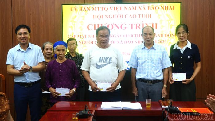 Đại diện cấp ủy, chính quyền và Ủy ban Mặt trận Tổ quốc Việt Nam xã Bảo Nhai trao quà tặng người cao tuổi có hoàn cảnh đặc biệt khó khăn.
