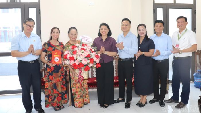 Thường trực Đảng ủy, HĐND; lãnh đạo UBND, Ủy ban Mặt trận Tổ quốc Việt Nam phường Lào Cai tặng hoa chúc mừng Hội Người cao tuổi phường.