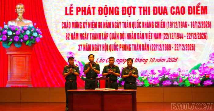Đại diện các cơ quan, đơn vị ký giao ước thi đua tại lễ phát động.