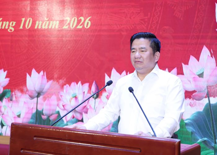 Đại diện các ban, sở và phường Sa Pa trả lời, làm rõ các ý kiến của người dân.