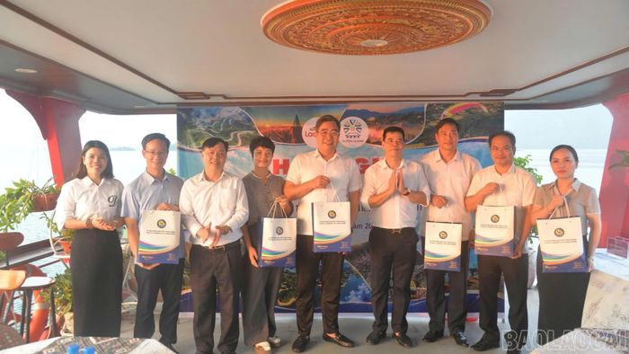 Đại diện Sở Văn hóa, Thể thao và Du lịch hai tỉnh Lào Cai, Tuyên Quang trao quà lưu niệm.