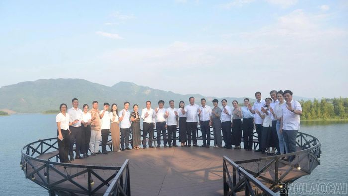 Đoàn công tác tham quan hồ Thác Bà.