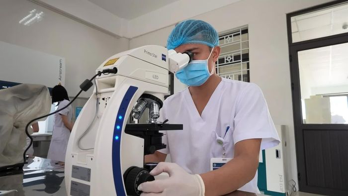 Kỹ thuật viên khoa Xét nghiệm từng bước làm chủ kỹ thuật cấy máu tìm vi khuẩn và làm kháng sinh đồ.