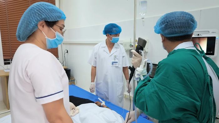 Các bác sĩ thực hiện kỹ thuật nội soi phế quản cho bệnh nhân.