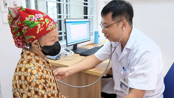 Người bệnh được kiểm tra sức khoẻ, xét nghiệm các chỉ số trước khi lọc máu, chạy thận.