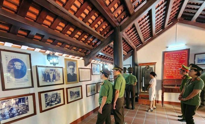 Khách tham quan Nhà lưu niệm cụ Huỳnh Thúc Kháng tại xã Thạnh Bình (thành phố Đà Nẵng). Ảnh: TTXVN