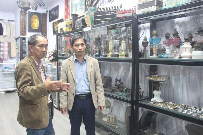 Nhà sưu tầm Nguyễn Văn Tuấn cùng anh Nguyễn Xuân Dũng (phải) trong không gian trưng bày