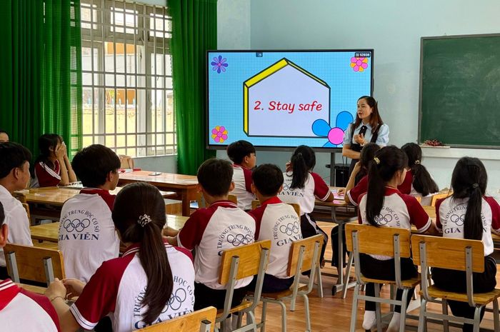 Sinh hoạt CLB tiếng Anh với chủ đề kỹ năng bảo vệ bản thân cho học sinh.