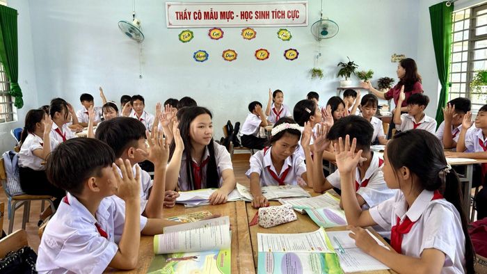 Các em thảo luận sôi nổi về tiêu chí lớp học hạnh phúc.