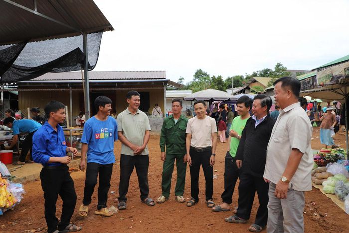 Mục sư Giàng A Lỳ (thứ hai bên phải sang) tuyên truyền đồng bào Mông nơi đây chăm lo xây dựng đời sống mới, không vi phạm pháp luật, tệ nạn xã hội