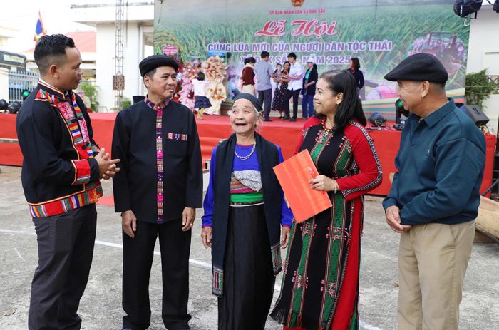 Ông Vi Văn Thắng (thứ hai bên trái sang) trở thành cầu nối hiệu quả giữa cấp ủy, chính quyền địa phương và người dân.