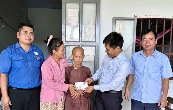 Ông Lê Quang Chường -Phó Chủ tịch UBND xã Cát Tiên 3 thăm tặng quà cho NCT có hoàn cảnh khó khăn trên địa bàn.