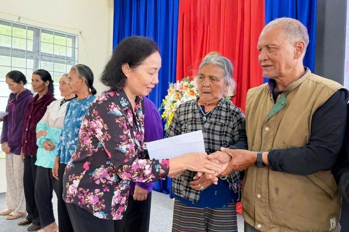 Bà Nguyễn Thị Phúc - Chủ tịch Hội NCT tỉnh tặng quà cho hội viên khó khăn