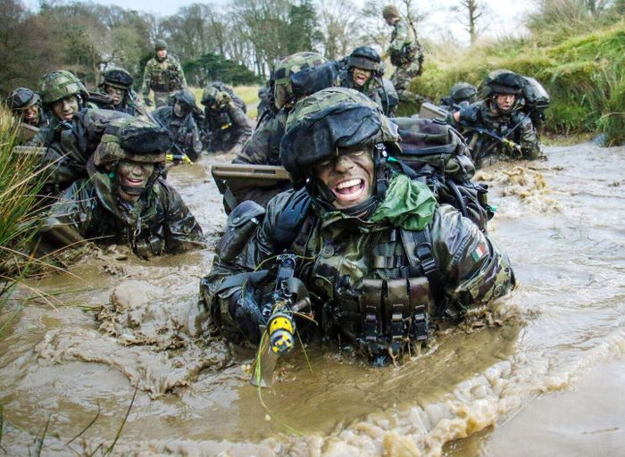 Các binh sĩ thuộc Lực lượng Phòng vệ Ireland trong một buổi huấn luyện.