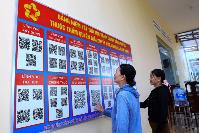 Người dân Lâm Đồng tham khảo các thủ tục hành chính được niêm yết thuộc thẩm quyền giải quyết của UBND cấp xã