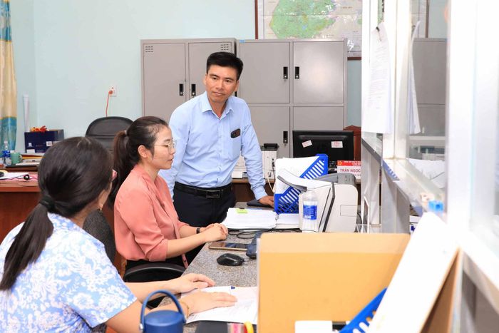 Lãnh đạo Trung tâm Phục vụ hành chính công tỉnh Lâm Đồng kiểm tra, hướng dẫn các địa phương tháo gỡ khó khăn