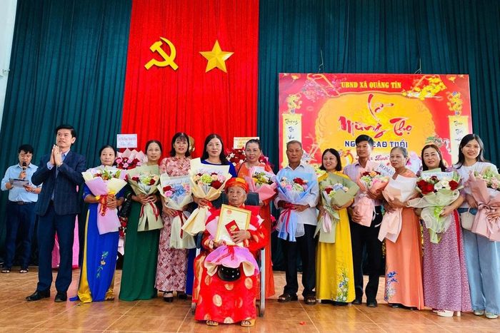 Xã Quảng Tín trao thiệp và quà chúc thọ cho người cao tuổi. (Ảnh: Phan Đông)