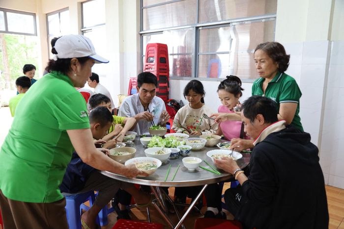 Nhóm Thiện Tâm Đà Lạt nấu ăn miễn phí hỗ trợ người khuyết tật tại Hội Người mù tỉnh