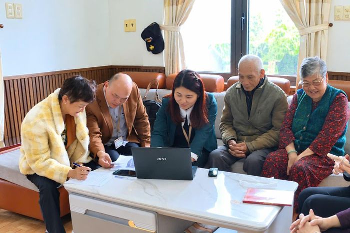 Phường Cam Ly - Đà Lạt thực hiện mô hình “Chung tay thúc đẩy an sinh xã hội” đến tận nhà hỗ trợ người cao tuổi, người yếu thế trong giải quyết thủ tục hành chính 