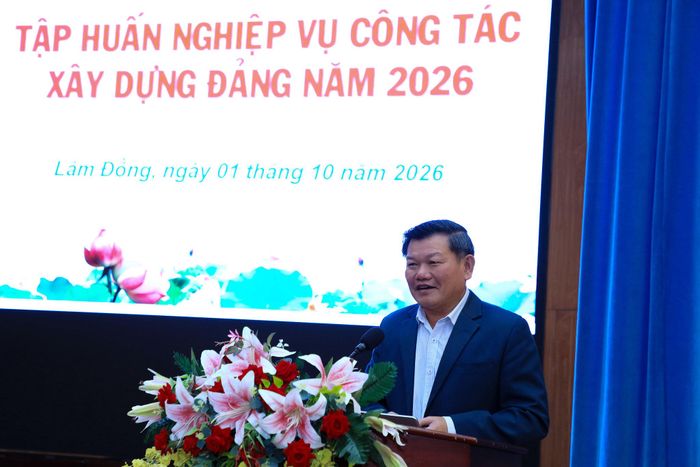 Phó trưởng Ban Tuyên giáo Tỉnh ủy Lâm Đồng Nguyễn Hữu Khánh trình bày chuyên đề công tác tuyên giáo và dân vận trong tình hình mới