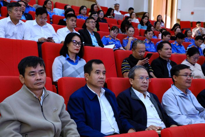 Cán bộ, đảng viên Đảng ủy các cơ quan Đảng tỉnh Lâm Đồng dự và theo dõi các chuyên đề tại Lớp tập huấn nghiệp vụ công tác xây dựng Đảng