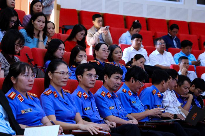 Các đại biểu dự lớp tập huấn xây dựng Đảng và theo dõi phát biểu của Phó Bí thư Đảng ủy các cơ quan Đảng tỉnh Lâm Đồng Lê Thị Hải Duyên