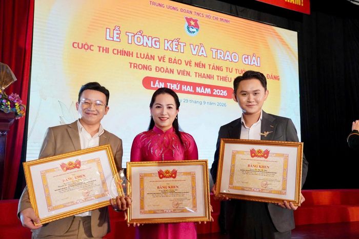 Nhóm tác giả Trương Minh Thiện, Nguyễn Thị Thúy Nga và Trần Minh Châu Bảo đoạt giải C thể loại phát thanh.
