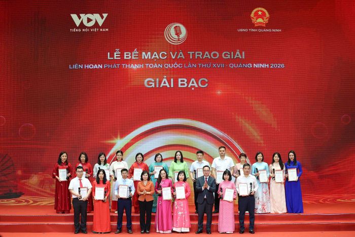 Phòng Dân tộc thiểu số, Báo và Phát thanh, Truyền hình Lâm Đồng (hàng phía sau, người đầu tiên từ trái qua) nhận giải Bạc tại lễ bế mạc Liên hoan Phát thanh toàn quốc lần thứ XVII - Quảng Ninh năm 2026