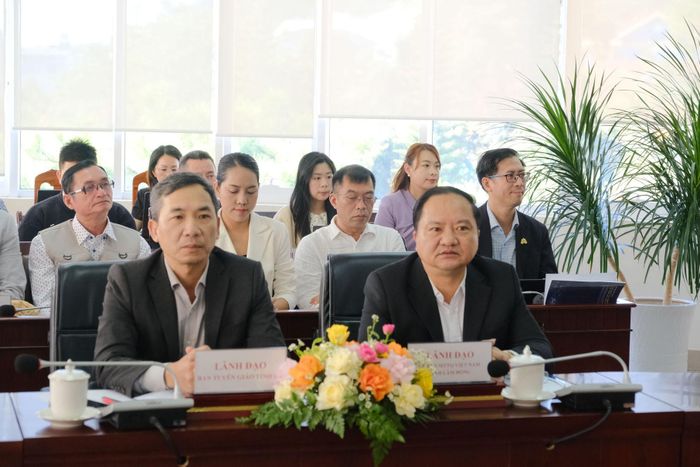 Đại diện lãnh đạo các sở, ban, ngành dự hội thảo