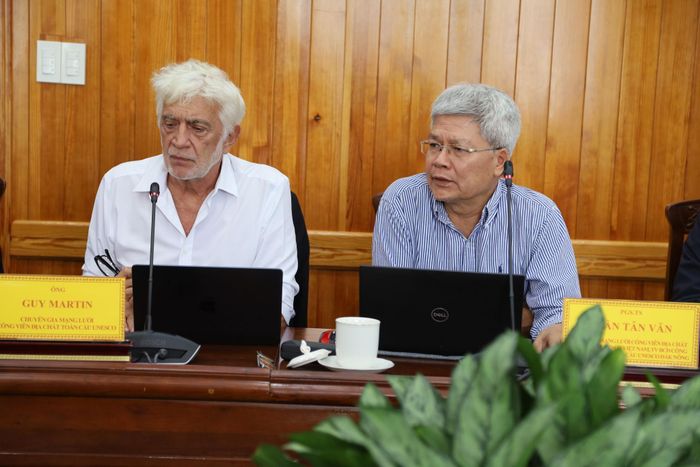 Ông Guy Martin, Chuyên gia Mạng lưới Công viên địa chất toàn cầu UNESCO (bên trái) và PGS.TS Trần Tân Văn, Chủ tịch Mạng lưới Công viên địa chất toàn cầu UNESCO Việt Nam (bên phải) trao đổi các thông tin trong quá trình khảo sát